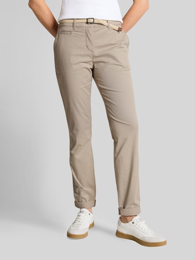 Frauenmodel trägt Slim Fit Chino aus Baumwoll-Mix von Tom Tailor in Optik: Unifarben mit Gürtel, Kontrast-Nähte, Ganzkörperansicht von vorne.