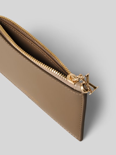 Produktfoto, Portemonnaie mit Label-Detail von CK Calvin Klein aus echtem Leder in Beige mit goldfarbenem Reißverschluss, Hauptfach, Damen Accessoire
