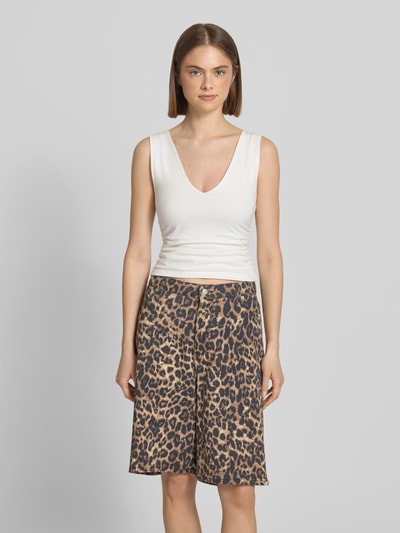 Kobiece model prezentuje białe Slim Fit Trägertop mit Raffungen und V-Ausschnitt Modell 'MY' von Topshop z bawełniano-elastanową mieszanką, krój slim fit, cropped, V-dekolt, marszczenia, długość tyłu w rozmiarze S: 43 cm, przód w pełnej sylwetce.