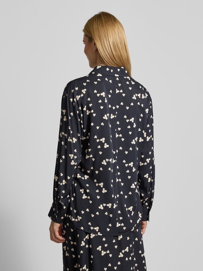 Vrouwenmodel draagt 'Oversized Langarmbluse aus reiner Viskose' van Marc O'Polo in donkerblauw met bloemenprint, twill, rugaanzicht.
