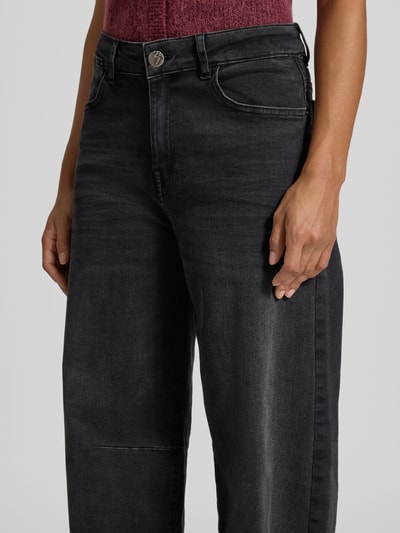 Vrouwenmodel draagt Barrel Fit jeans uit katoenmix model 'Lissie boldy' van OPUS in donkergrijs, Dames jeans, close-up taille tot knie.