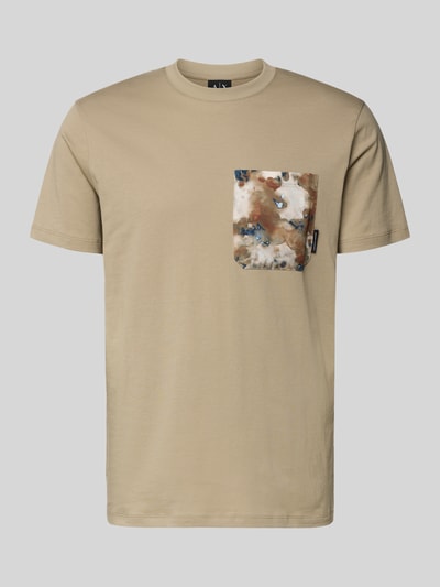 Produktfoto, T-Shirt mit Brusttasche von ARMANI EXCHANGE in Beige aus reiner Baumwolle, gerader Schnitt, Rundhalsausschnitt, kontrastierende gemusterte Brusttasche, Label-Detail