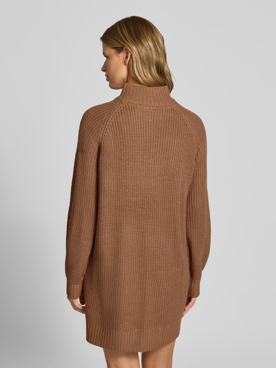 Frauenmodel trägt Strickkleid mit Stehkragen Modell 'TIMMY' von NOISY MAY®, Relaxed Fit, Minikleid, braun, Rückenansicht, Ganzkörperansicht Rückansicht.