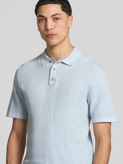 Männermodel trägt Regular Fit Poloshirt mit Strukturmuster Modell 'GEORGE' von Jack & Jones, hellblau, Baumwoll-Mix, Nahaufnahme Oberkörper.