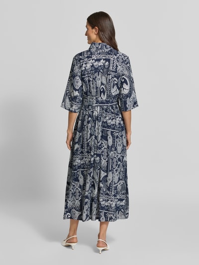 Frauenmodel trägt Hemdblusenkleid aus Viskose-Mix mit Bindegürtel von Christian Berg Woman, A-Linie, Allover-Muster, Midikleid, Ganzkörperansicht Rückansicht.
