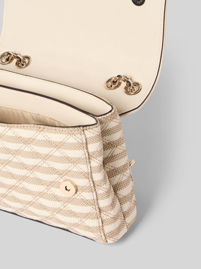 Produktfoto, Handtasche mit Label-Applikation Modell 'GIULLY II' von Guess, materiał mix z dodatkiem wiskozy, główna komora z klapą i magnetycznym zapięciem, Szerokość w rozmiarze 1: 24 cm, długość 16 cm, głębokość 7 cm, długość paska na ramię 116 cm, beżowe i kremowe wzory, widoczna faktura tkaniny