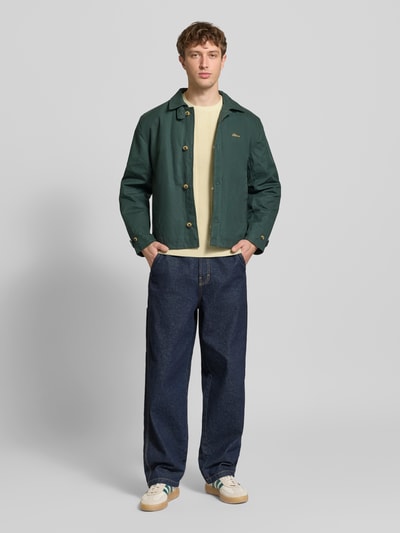 Männermodel trägt Slim Fit Pullover in Strick-Optik Modell 'Baron' von Blend aus reiner Baumwolle, Rundhalsausschnitt, Ganzkörperansicht von vorne