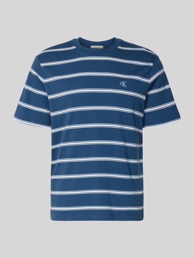 Produktfoto, blau-weiß gestreiftes T-Shirt mit Logo-Stitching von Calvin Klein Jeans, reine Baumwolle, gerader Schnitt, Rundhalsausschnitt