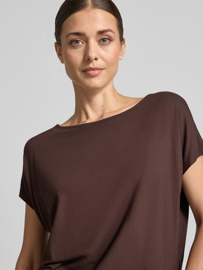 Vrouwenmodel draagt bruin oversized t-shirt uit viscose-mix van s.Oliver RED LABEL, dames t-shirt, close-up van het bovenlichaam