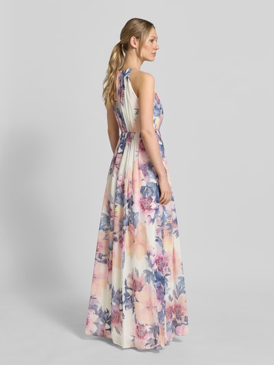 Kobiece modelka nosi Maxikleid aus Chiffon im Allover-Look von Jake*s Cocktail, szyfon, linia a, wzór na całej powierzchni, plisy, długość tyłu w rozmiarze 36: 148 cm, szerokość w rozmiarze 36: 42 cm, pastelowe kolory, kwiatowy motyw, widok całej sylwetki z tyłu