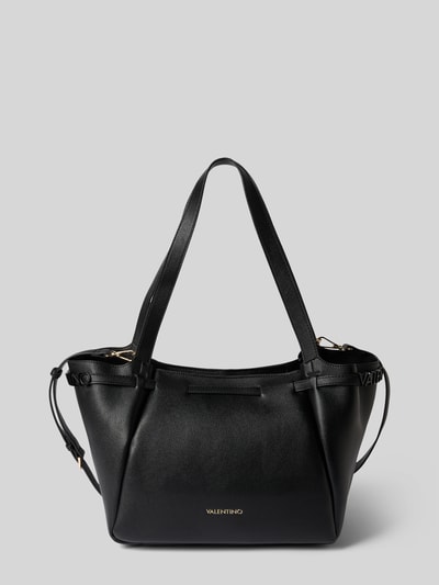 Produktfoto, schwarze Handtasche mit Label-Applikation Modell 'MEDEA' von VALENTINO BAGS, strukturierte Oberfläche, goldene Details, Damen Handtasche mit Magnetverschluss, Tragehenkel und Schulterriemen, Größe 34x30x18 cm, Länge Schulterriemen 120 cm