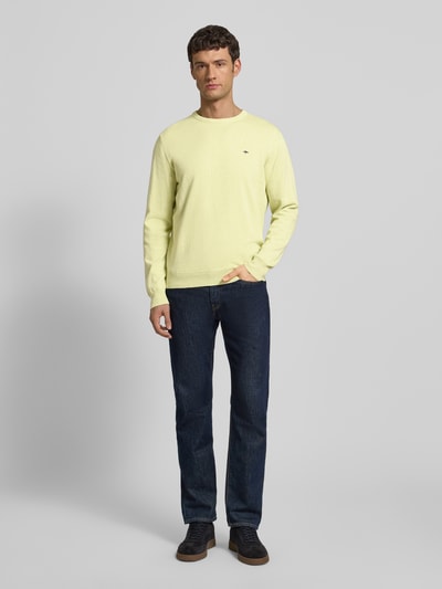 Männermodel trägt Strickpullover mit gerippten Abschlüssen von Fynch-Hatton, Reine Baumwolle, Regular-Fit, Rundhalsausschnitt, Ganzkörperansicht von vorne.