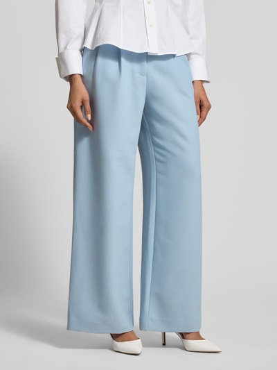 Frauenmodel trägt Wide Fit Stoffhose mit Viskose-Anteil von Jake*s Collection in Hellblau mit Bundfalten, Gesäßtaschen, Haken-Reißverschluss, Elastischer-Material-Mix, Ganzkörperansicht von vorne.