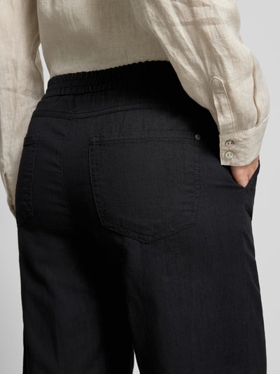 Frauenmodel trägt Culotte mit französischen Eingrifftaschen Modell 'Linn' von Angels, Reine Baumwolle, Loose-Fit, Gesäßtaschen, Detailaufnahme Rückansicht.