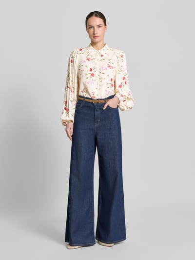 Frauenmodel trägt Bluse aus Viskose mit Kentkragen Modell 'ASINA' von YAS, florales Muster, Gerader-Schnitt, Ganzkörperansicht von vorne. Rückenlänge 59 cm, Ärmellänge 67 cm, elastische Ärmelabschlüsse.