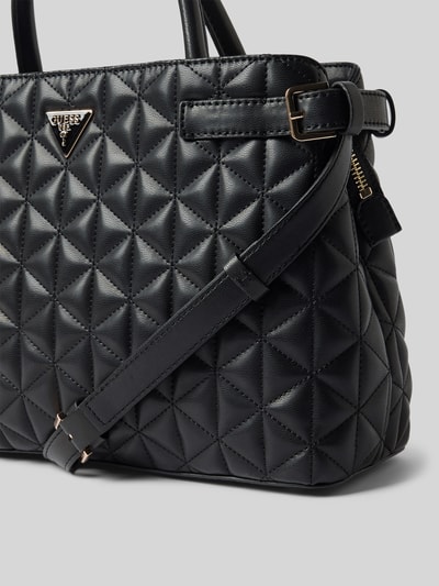 Produktfoto, czarna torebka z pikowaniem, aplikacja z logo, uchwyt, pasek na ramię, model 'PAISLEIGH GIRLFRIEND' od Guess, główna przegroda z zamkiem błyskawicznym, szerokość 30 cm, długość 23 cm, głębokość 10 cm, długość paska na ramię 110 cm