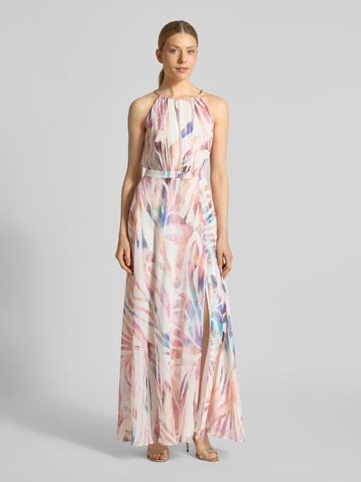 Frauenmodel trägt Abendkleid mit rückseitigem Schlüsselloch-Ausschnitt von Swing, bunter Print, Spaghettiträger mit Zierperlen, taillierter Schnitt, Ganzkörperansicht von vorne.