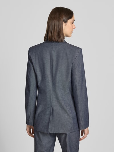 Frauenmodel trägt Relaxed Fit Blazer in eleganter Denim-Optik von Jake*s Collection, dunkelblau, strukturierte Textur, Ganzkörperansicht Rückansicht. Material-Mix mit Viskose-Anteil, Reverskragen, Paspeltaschen, Knopfverschluss, Rückenlänge 72 cm, Brustweite 47 cm, Ärmellänge 64 cm.