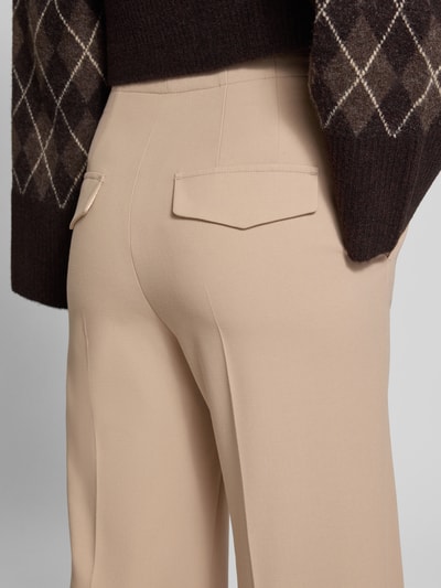 Frauenmodel trägt Weite Hose aus Viskose mit Bügelfalten von windsor, Beige, Slim Fit, elastischer Bund, Detailaufnahme Rückansicht.