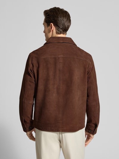 Männermodel trägt Regular Fit Lederjacke aus echtem Ziegenvelours Modell 'THOM' von SELECTED HOMME in Braun, Velours-Optik, Ganzkörperansicht Rückansicht.