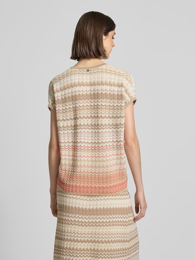 Frauenmodel trägt Strickshirt mit V-Ausschnitt und Kappärmeln Modell 'Shani' von MOS MOSH, Baumwoll-Mix, Loose-Fit, sanfte Wellenmuster in Beige, Braun und Koralle, Rückenlänge bei Größe S: 60 cm, Ganzkörperansicht Rückansicht.