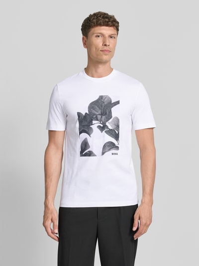 Männermodel trägt Herren T-Shirt von BOSS Regular Fit T-Shirt aus reiner Baumwolle Modell 'C-THOMPSON 239', Optik: unifarben, Motiv-Print, Rundhals, Kurzarm, Materialverarbeitung: Jersey, Material: reine Baumwolle, Ganzkörperansicht von vorne.