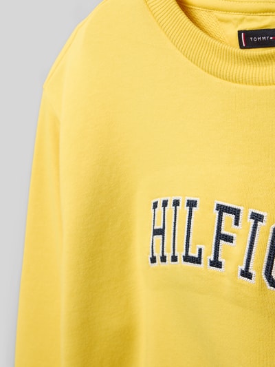 Mädchen trägt Regular Fit Sweatshirt aus Baumwoll-Mix von Tommy Hilfiger Teens, Optik: Unifarben, Label-Print, Nahaufnahme Oberkörper.