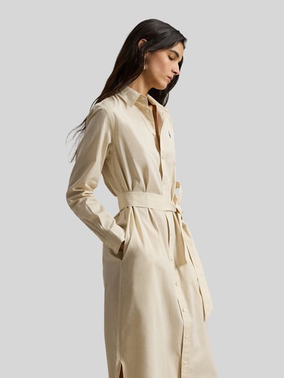 Frauenmodel trägt Tailliertes Hemdblusenkleid aus reiner Baumwolle von Polo Ralph Lauren in Unifarben, taillierte Passform, Midi-Länge, Logo-Stitching, Knopfleiste, Taillengürtel und Manschetten, Material mit glatter Struktur, Ganzkörperansicht von vorne.