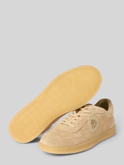 Produktfoto, Sneaker mit Label-Detail Modell 'AURORA01' von Blauer USA, beige Struktur-Oberfläche, abgerundete Form, strukturierte gelbe Sohle