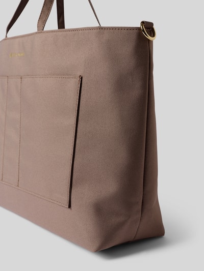 Produktfoto, Handtasche mit Logo-Detail von Hey Marly in Braun, Hauptfach mit Reißverschluss, Steckfächer auf der Vorderseite, schmale Schulterriemen, Maße ca. 46 cm Breite, 26 cm Länge, 12 cm Tiefe, Schulterriemen ca. 31 cm, strukturierte Textur