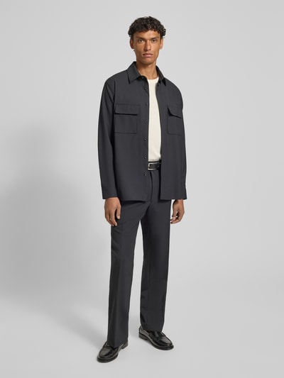 Männermodel trägt Relaxed Fit Hemdjacke mit Schurwoll-Anteil Model 'Arion' von DIGEL, dunkel, Brusttaschen, Umlegekragen, Ganzkörperansicht von vorne