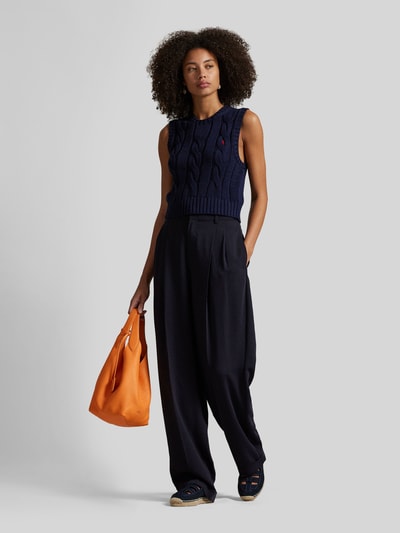 Modelka nosi Bezrękawnik z wyhaftowanym logo od Polo Ralph Lauren z bawełny, krój regular fit, prążkowane wykończenia, okrągły dekolt, długość tyłu 48 cm w rozmiarze S, widok całej sylwetki z przodu.