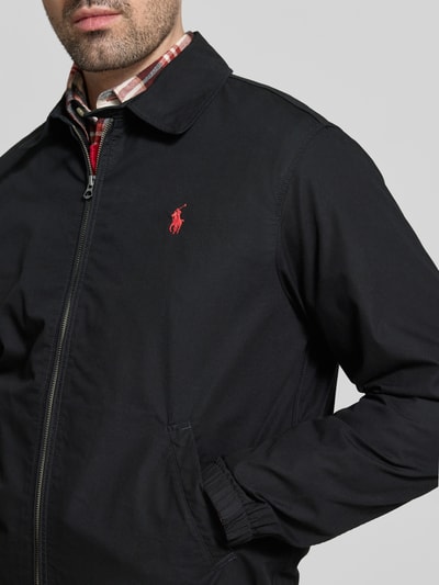 Männermodel trägt Regular Fit Blouson aus reiner Baumwolle von Polo Ralph Lauren, Optik: Unifarben, Nahaufnahme Oberkörper.