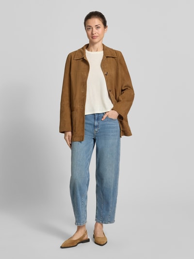 Frauenmodel trägt Straight Fit Jeans mit verkürzter Passform Modell 'Melly' von OPUS PANTS aus Baumwoll-Mix, 5-Pocket-Design, hellblau, Ganzkörperansicht von vorne.