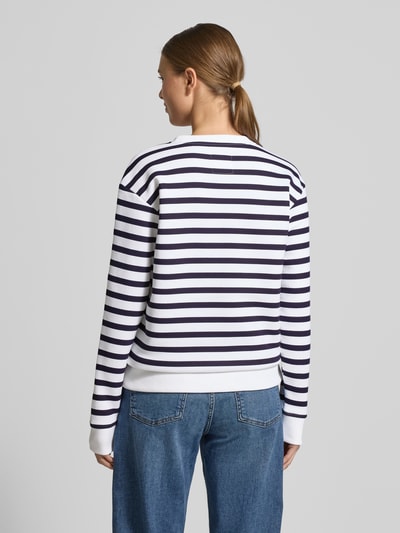 Frauenmodel trägt Regular Fit Sweatshirt aus Baumwoll-Mix von Christian Berg Woman, weiß-blau gestreift, Rundhalsausschnitt, Ganzkörperansicht Rückansicht.