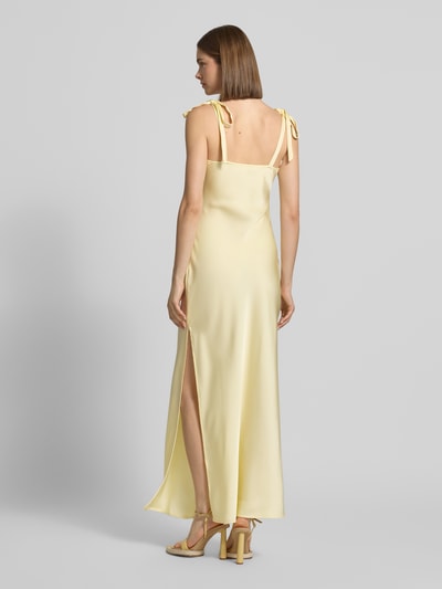 Kobieta modelka nosi sukienka midi z satyny krój slim fit model 'Maxima' od LeGer by Lena Gercke, ozdobne kokardki, krój bez rękawów, jasnożółta, gładka powierzchnia, długość tyłu w rozmiarze 36: 123 cm, szerokość w rozmiarze 36: 34 cm, widok całej sylwetki od tyłu.