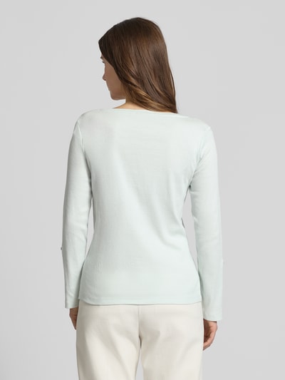 Modelka nosi Regular Fit Langarmshirt aus Baumwoll-Mix von Tom Tailor, bawełniany miks, dwukolorowy, dzianina prążkowana, widok całej sylwetki z tyłu.