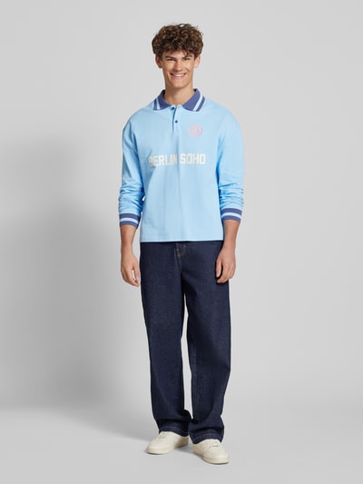 PROHIBITED Regular fit poloshirt met labelprint Aquablauw - 1