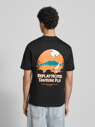 Męski model trägt Regular Fit T-Shirt mit Logo-Stitching von Replay, czarny kolor, nadruk z napisem, bawełna, okrągły dekolt, długość tyłu 70 cm, krój regular fit, Ganzkörperansicht Rückansicht.