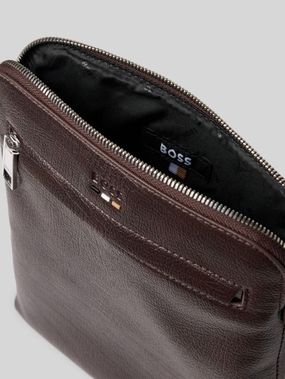 Produktfoto, Umhängetasche mit Label-Detail Modell 'Ray_RP_Envelope' von BOSS aus braunem Leder mit feiner Narbung und silbernem Reißverschluss, Herren Umhängetasche von BOSS
