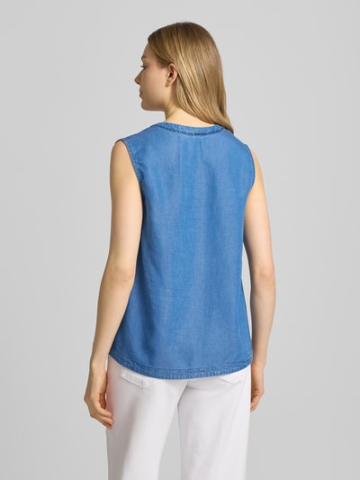 Frauenmodel trägt Blusentop aus Lyocell Modell 'KOSMO' von B.Young in Blau, Regular Fit, glatte Textur, Ganzkörperansicht Rückansicht.