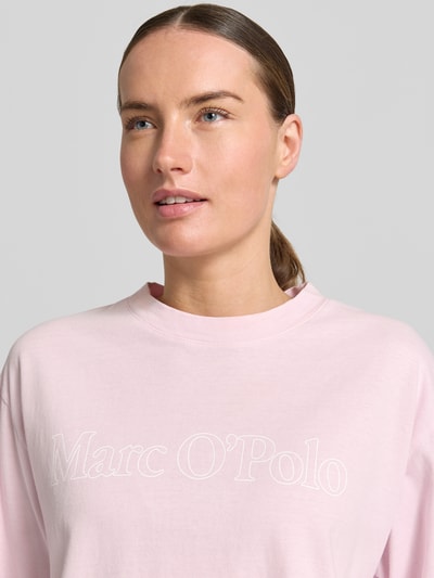 Frauenmodel trägt Boxy Fit T-Shirt aus reiner Baumwolle von Marc O'Polo, Optik: Unifarben, Label-Schriftzug, Rundhals, Kurzarm, Material: Reine Baumwolle, Nahaufnahme Oberkörper
