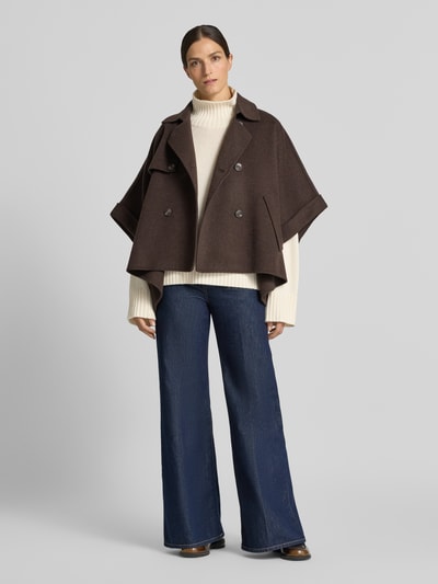 Frauenmodel trägt Loose Fit Pullover aus Woll-Kaschmir-Mix von Barbour in Creme und kastanienbraun, strukturierte Oberfläche, Ganzkörperansicht von vorne. Damen Pullover von Barbour