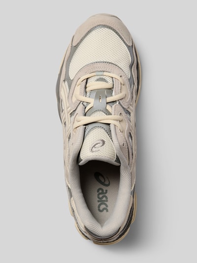 Produktfoto, Sneaker mit Label-Detail von ASICS TIGER aus Material-Mix, helle Farben, strukturierte Sohle, abgerundete Passform, Draufsicht, Herren Sneaker, Absatz 4 cm, Schafthöhe 8 cm, Schaftweite 9 cm.