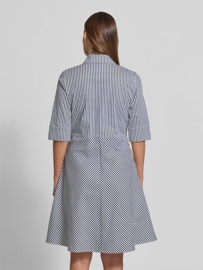 Modelka kobieca ma na sobie Knielanges Hemdblusenkleid mit Bindegürtel od Christian Berg Woman Selection, Mieszanka bawełny i elastanu, Linia A, Długość do kolan, Kołnierzyk koszulowy, zakryta listwa guzikowa, wiązany pasek, długość tyłu w rozmiarze 36: 98 cm, szerokość w rozmiarze 36: 50 cm, długość rękawów w rozmiarze 36: 37 cm, pasiasty wzór w kolorach granatowo-białych, tekstura gładka, widok całej sylwetki od tyłu