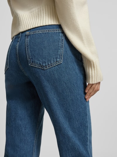 Frauenmodel trägt Jeans mit 5-Pocket-Design Modell 'MATILDA' von Mango, reine Baumwolle, mittelblaue Farbe, Nahaufnahme Rückansicht.