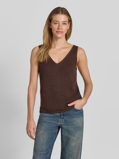 Vrouwenmodel draagt tricottop met V-hals van FREE/QUENT, materiaalmix met linnen, regular fit, model Grscaliva, bruin, Ganzkörperansicht van voren.