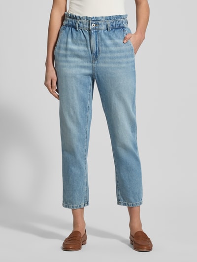 Kobiece modelka nosi Mom Fit Jeans im Used-Look mit elastischem Bund von Jake*s Casual, bawełna, wpuszczane kieszenie, szerokość w rozmiarze 36: 36 cm, długość wewnętrzna nogawki w rozmiarze 36: 65 cm, efekt znoszenia, jasnoniebieski kolor, gładka faktura, całkowity widok z przodu.