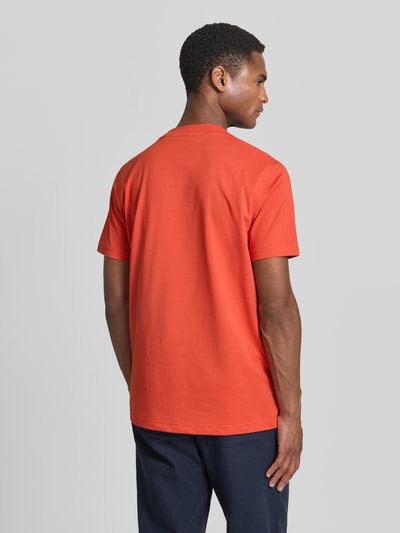 Männermodel trägt T-Shirt mit Rundhalsausschnitt und Logo-Print von Lerros in Knallorange, Baumwoll-Mix, Regular Fit, Ganzkörperansicht Rückansicht.