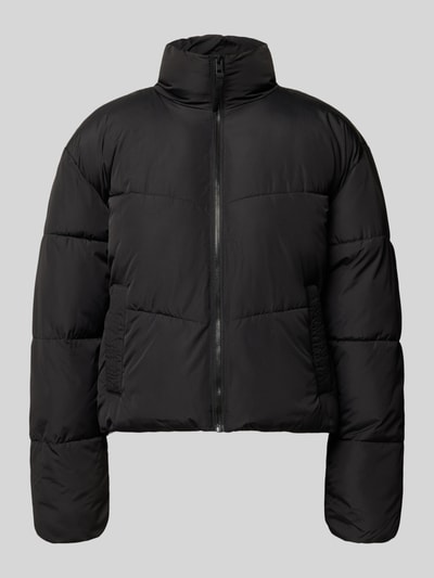 Produktfoto, Steppjacke mit Stehkragen und Eingrifftaschen von JJXX, czarny kolor, krój regular fit, zamek błyskawiczny, wpuszczane kieszenie, długość tyłu w rozmiarze S: 58 cm, szerokość ramion w rozmiarze S: 52 cm, szerokość w klatce piersiowej w rozmiarze S: 58 cm, długość rękawów w rozmiarze S: 60 cm, gładka faktura, proste linie